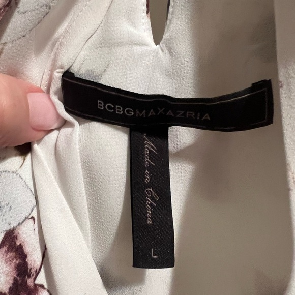 Beautiful lined Cold Shoulder Blouse with covered buttons on sleeves - Picture 4 of 5